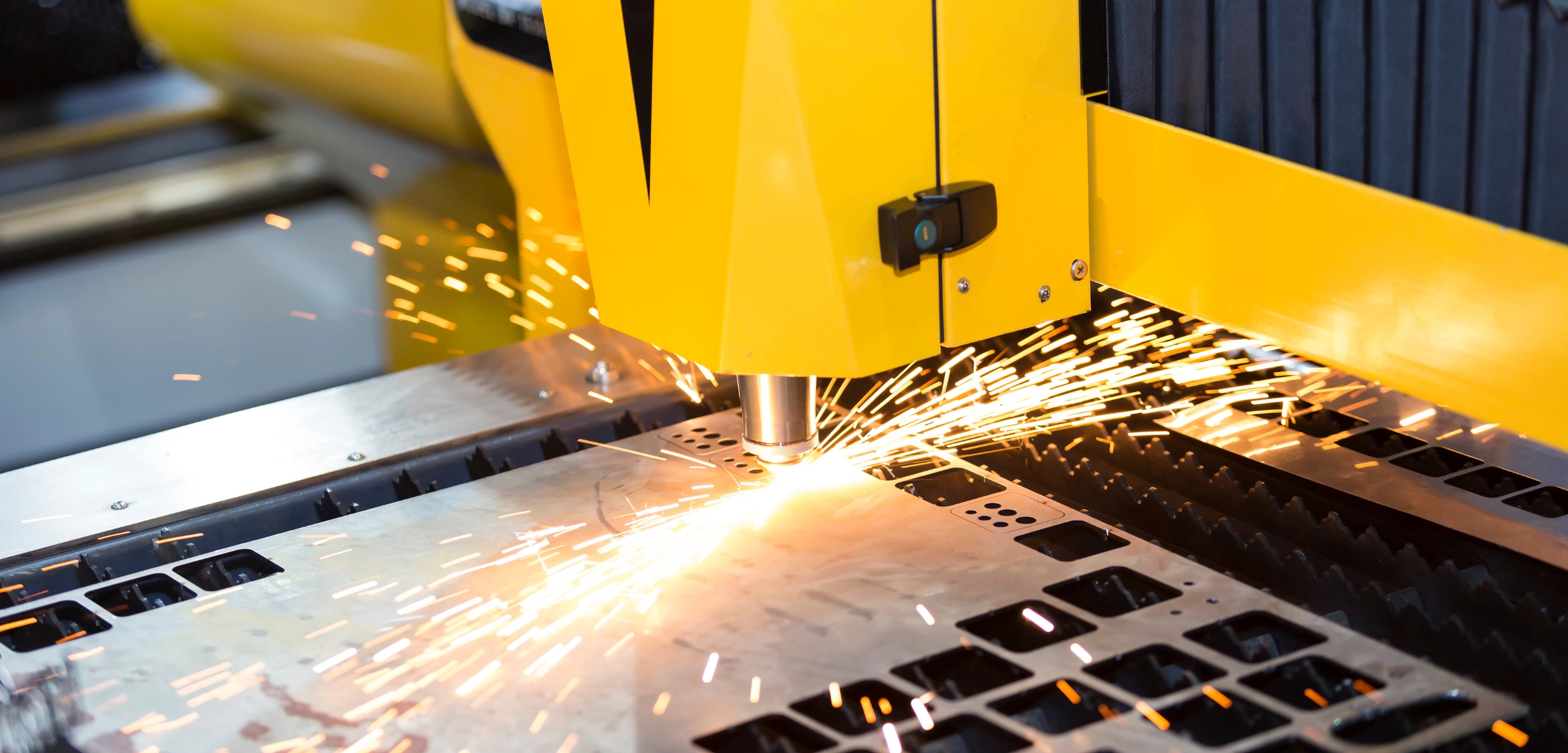 CNC lazer kesimi, güçlü bir lazer ışınının optik camlar aracılığıyla yönlendirilmesiyle malzemelerin kesildiği bir işlemdir. Bu yöntem, hem metal hem de diğer malzemelerin istenilen şekillerde kusursuz bir biçimde kesilmesini sağlar.