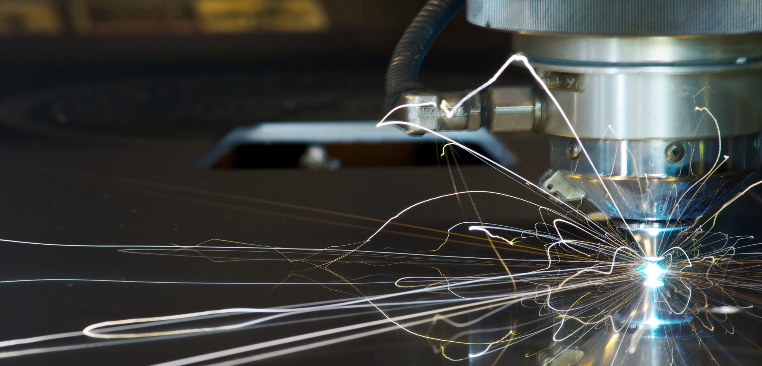 CNC lazer kesimi, güçlü bir lazer ışınının optik camlar aracılığıyla yönlendirilmesiyle malzemelerin kesildiği bir işlemdir. Bu yöntem, hem metal hem de diğer malzemelerin istenilen şekillerde kusursuz bir biçimde kesilmesini sağlar.